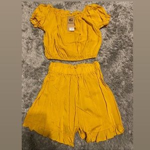 new set of shorts and blouse in yellow excellent